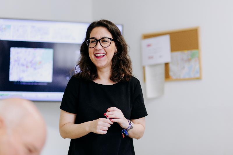 Profesora sonriendo en una clase en el curso de español españa