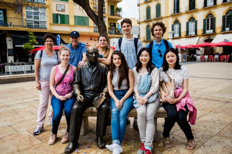 Grupo de estudiantes junto a una estatua de Picasso en el curso de español españa