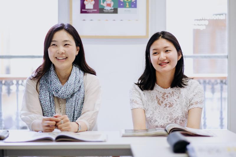 Estudiantes sonriendo en una clase en el curso de español españa