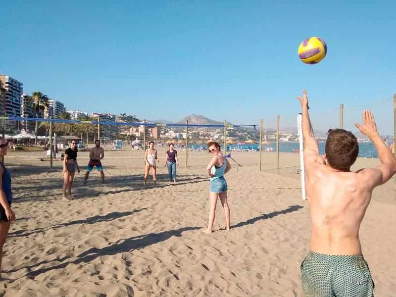 Estudiantes jugando al volleyball en el curso de español españa