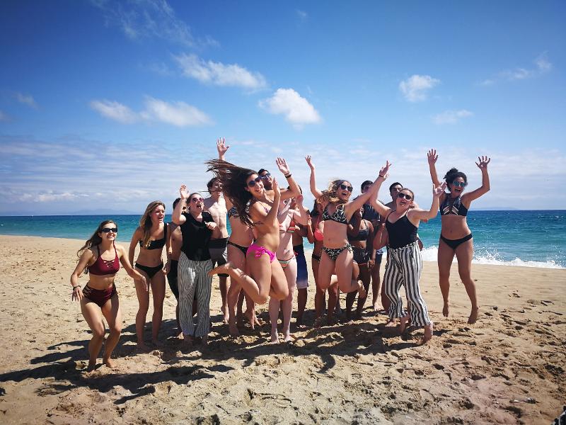 Jóvenes en la playa en un campamento de verano en USA.