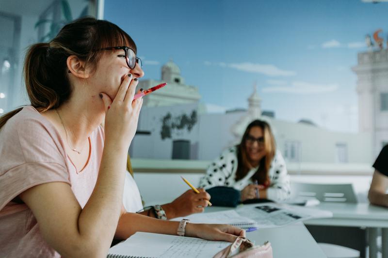 Foto de una chica en clase en el curso de español en españa