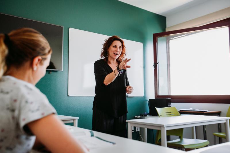 Profesora en el curso de español en españa
