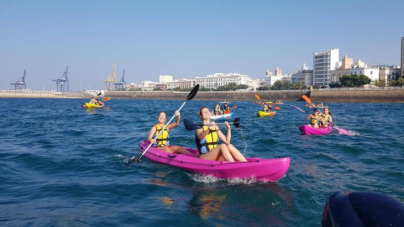 Estudiantes haciendo kayak en el curso de español en españa