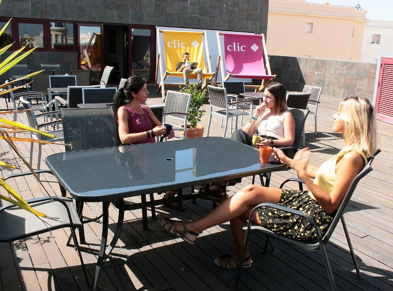 Chicas hablando en la terraza en el curso de español en españa