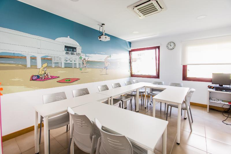 Foto de la clase sin estudiantes en el curso de español en españa