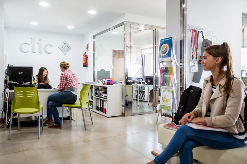 Entrada de la escuela en el curso de español en españa