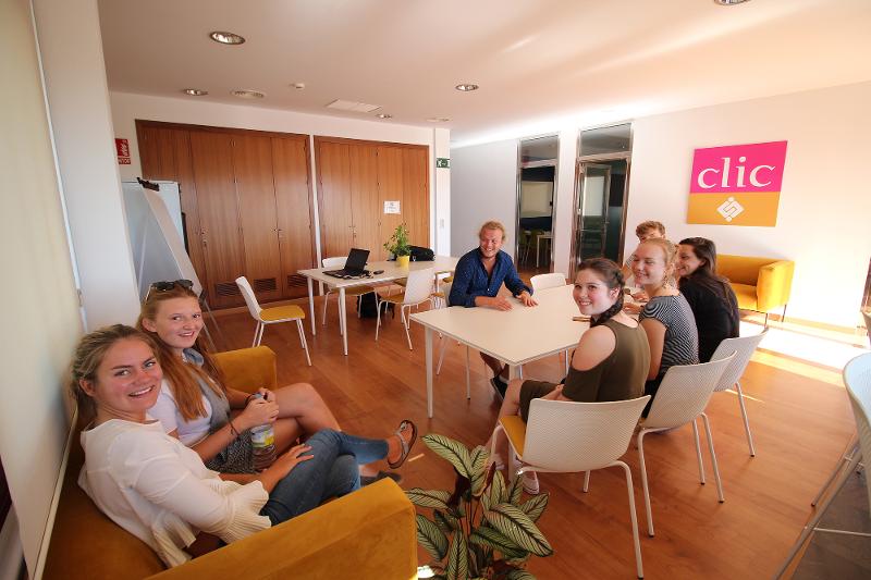 Reunión con estudiantes en el curso de español en españa