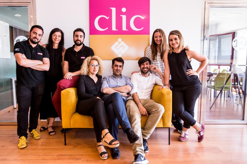Estudiantes en el sofa del hall en el curso de español en españa