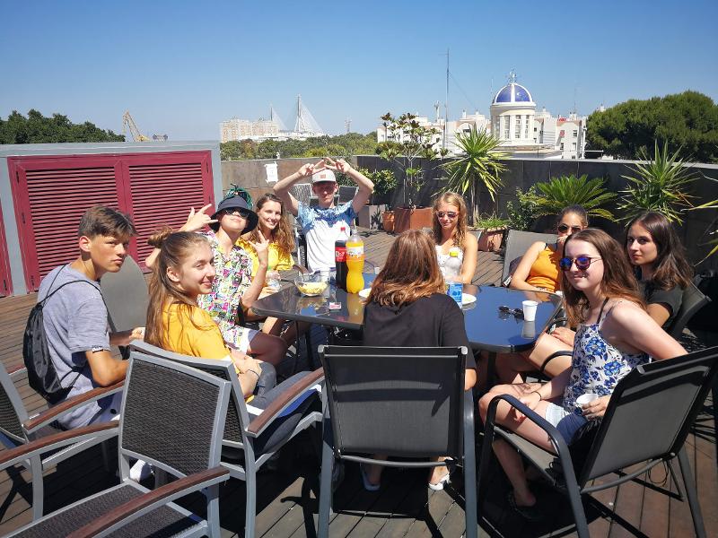 Estudiantes en la terraza en el curso de español en españa