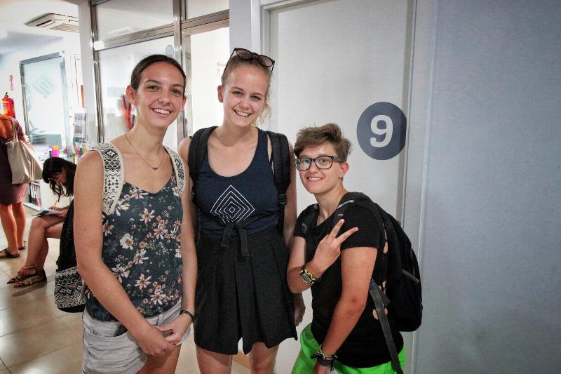 Foto de grupo con dos chicas y un chico en el curso de español en españa