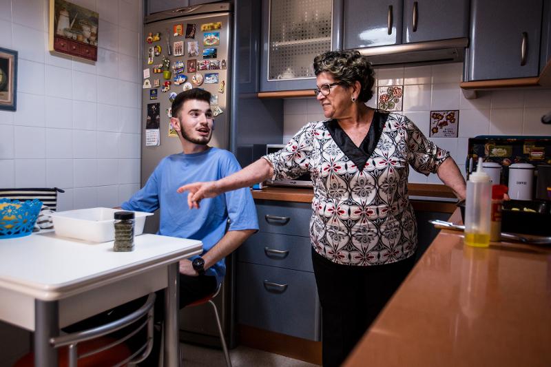 En la cocina un estudiante con su madre de acogida hablando en el curso de español en españa