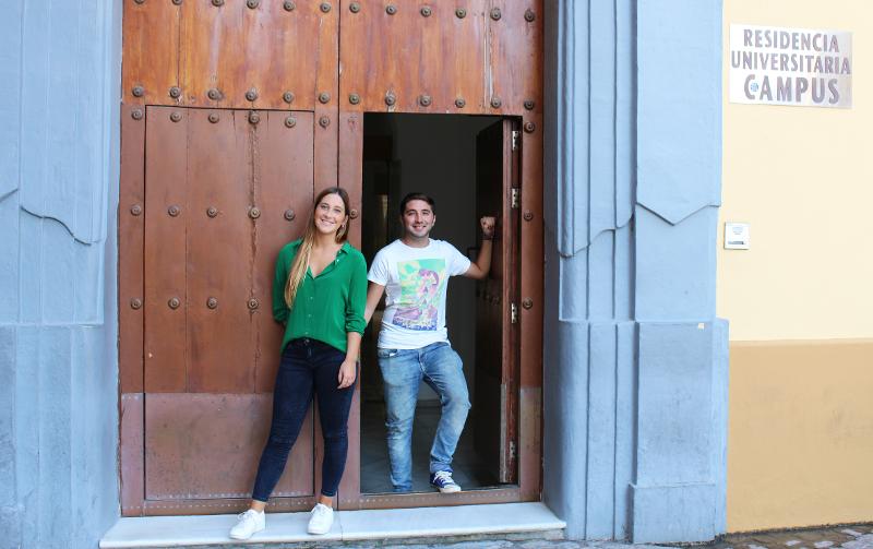 Dos estudiantes frente a la puerta principal de la residencia universitaria en el curso de español en españa