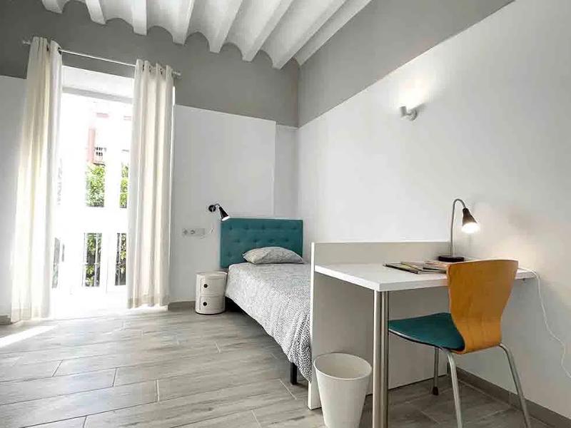Dormitorio con cama individual en la residencia estudiantil en el curso de español en españa