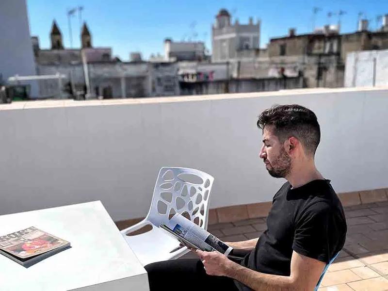 Estudiante leyendo en la terraza de la residencia estudiantil en el curso de español en españa