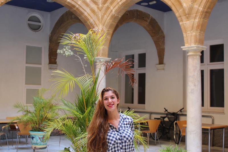 Estudiante en el patio de la residencia estudiantil en el curso de español en españa