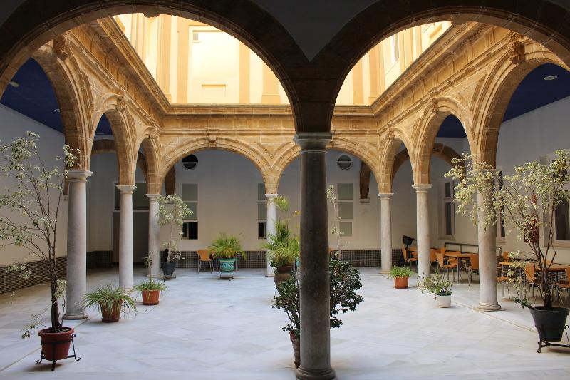Patio de la residencia estudiantil en el curso de español en españa