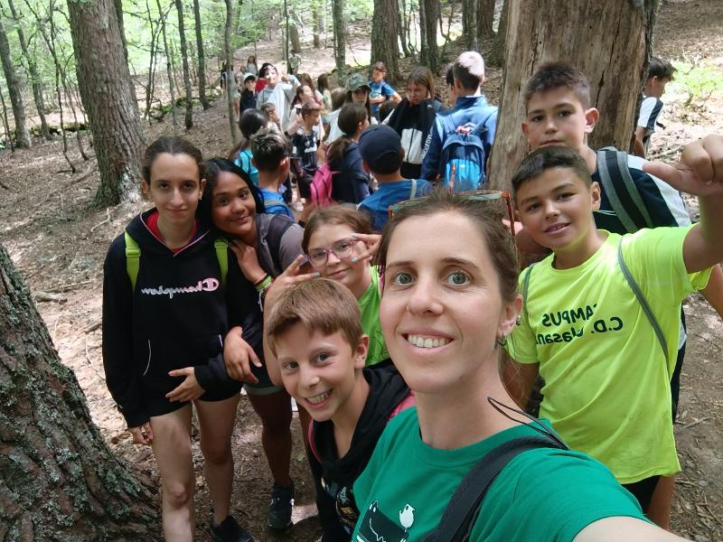Caminando por el monte en un campamento de semana santa