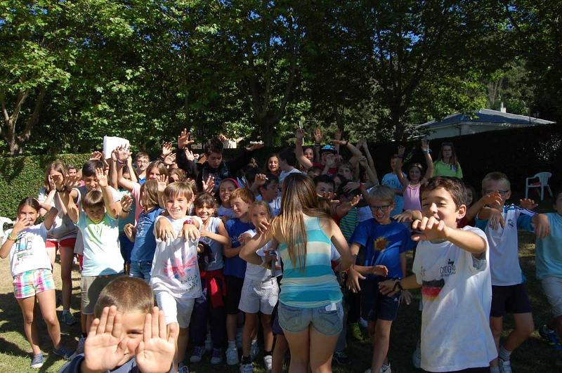 Foto en grupo niños en semana santa