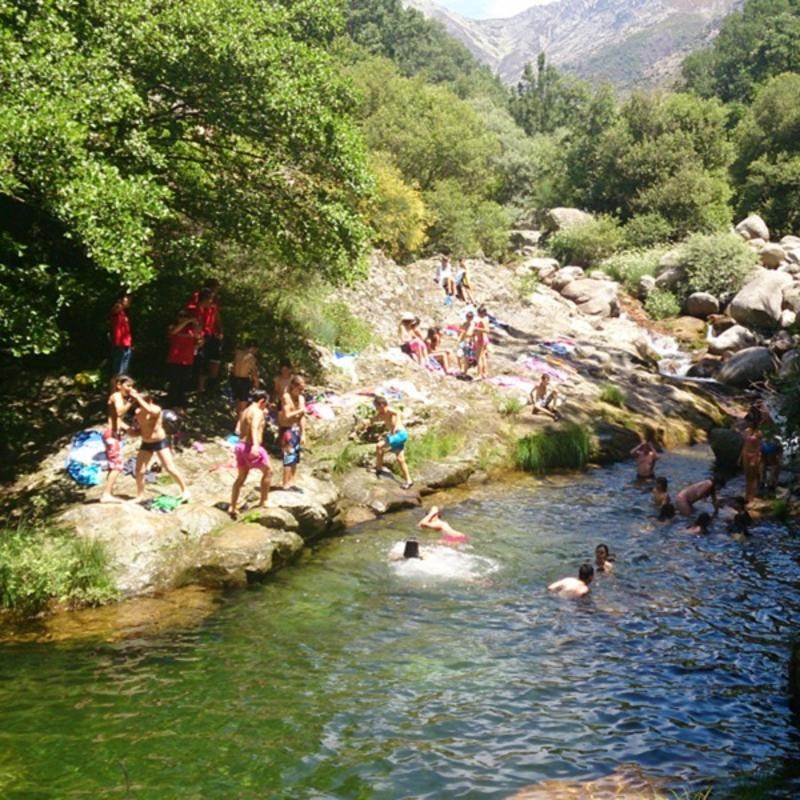 Niños bañándose en el lago del campamento de verano en la sierra de Madrid