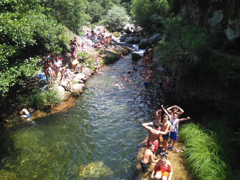 Jóvenes del campamento bañandose en el río durante el campamento comunidad madrid