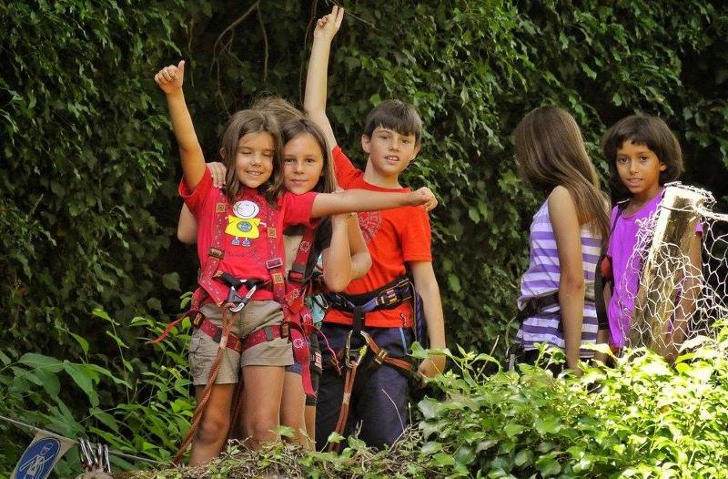 Niños con arneses posando en el campamento comunidad madrid