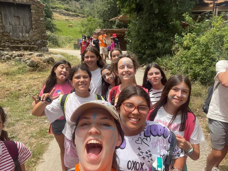 Selfie de chicas y una monitora del campamento comunidad madrid