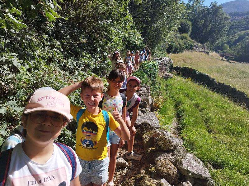  Niños haciendo una excursión en el campamento de verano cerca de Madrid