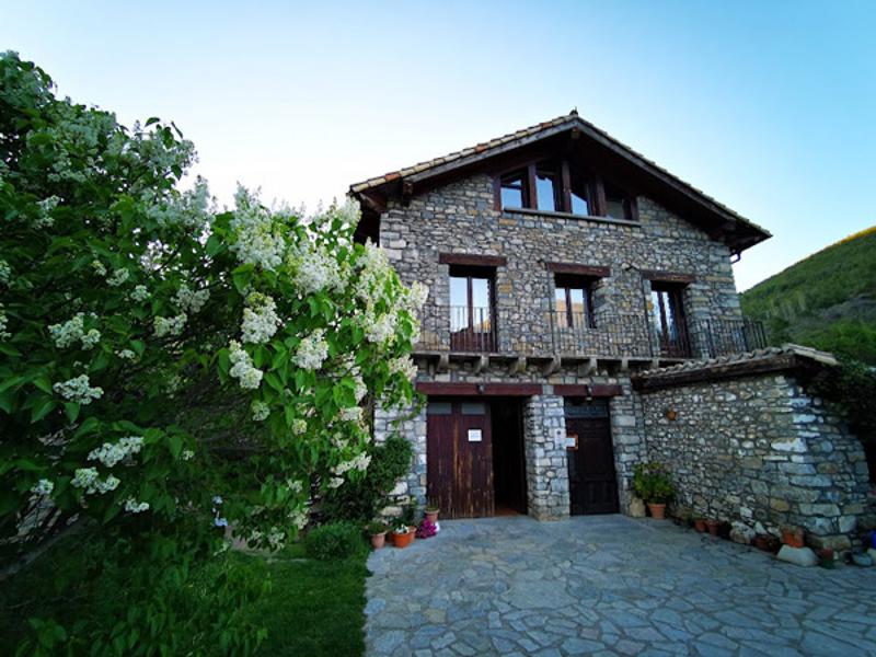 la fachada de un hotel rural en un campamento de verano aragon