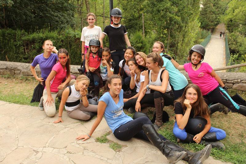 un grupo de jovenes en un campamento de verano aragon