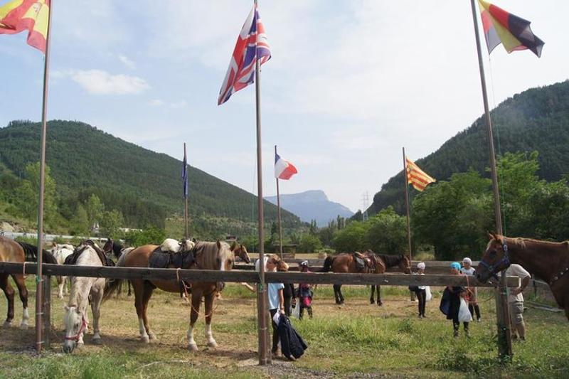 Una foto de varias banderas internacionales en un campamento de verano aragon