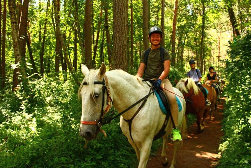 Participantes de los campamentos de magia disfrutando de rutas a caballo por las sendas del bosque mágico