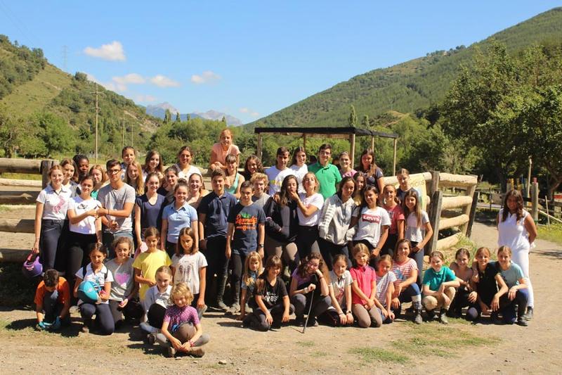 una foto de grupo de una clase en un campamento hipico