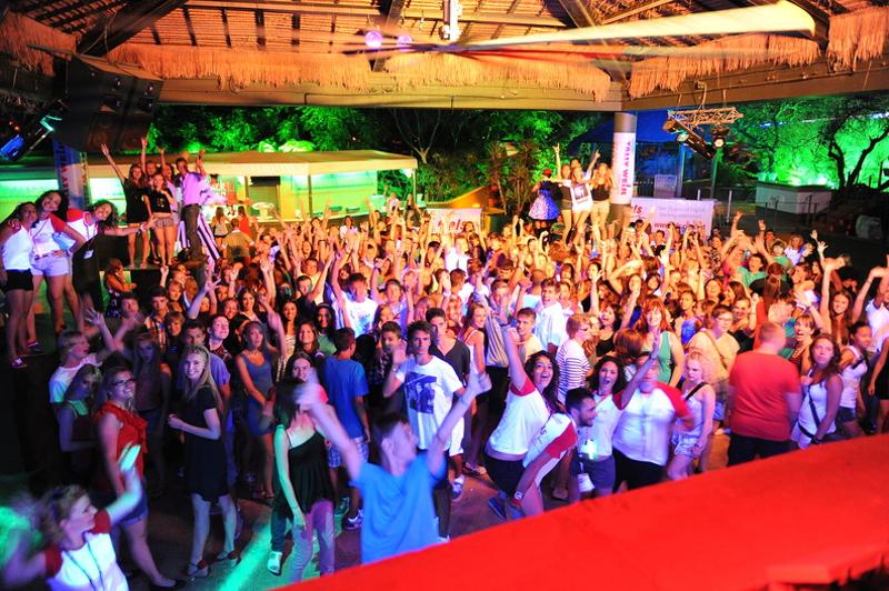 Jóvenes de fiesta en una discoteca en un campamento en Malta