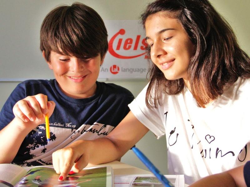 Jóvenes en clase de inglés en el curso de ingles en malta