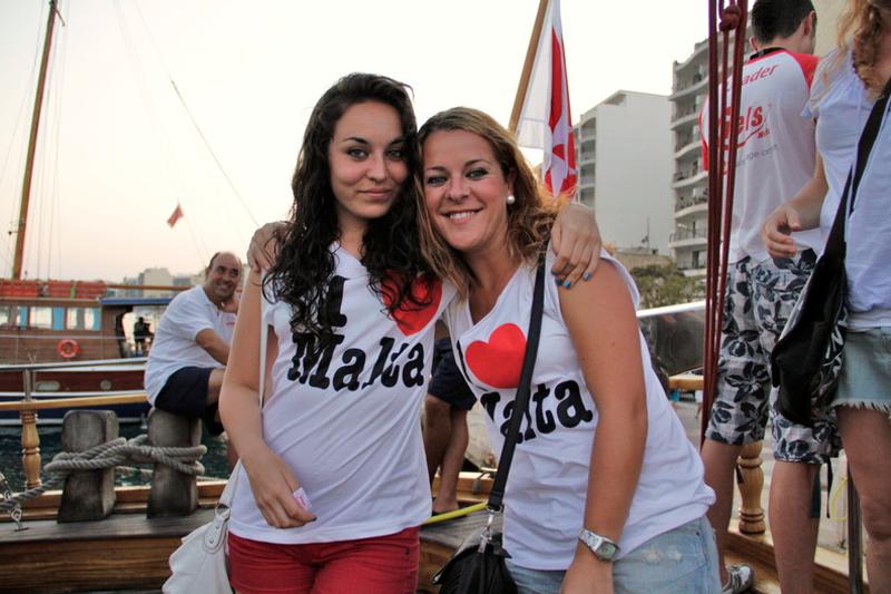 Jóvenes posando en un barco en el curso ingles en malta 