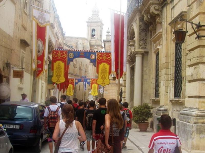 Jóvenes paseando por el centro de la ciudad en el curso ingles en malta 