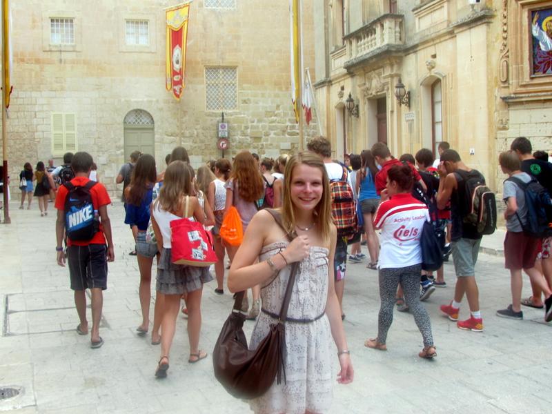 Joven posando en la calle en el curso ingles en malta 