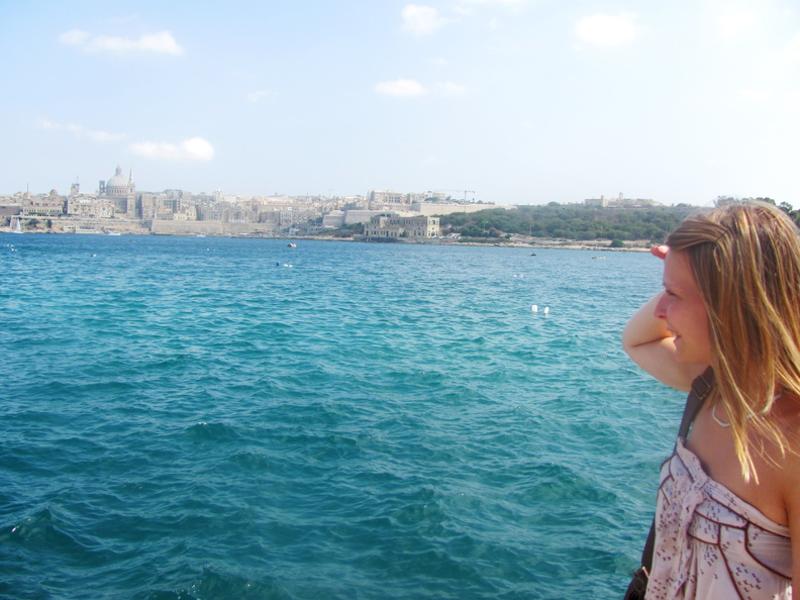 Chica con el mar y la Valetta de fondo en el curso ingles en malta 