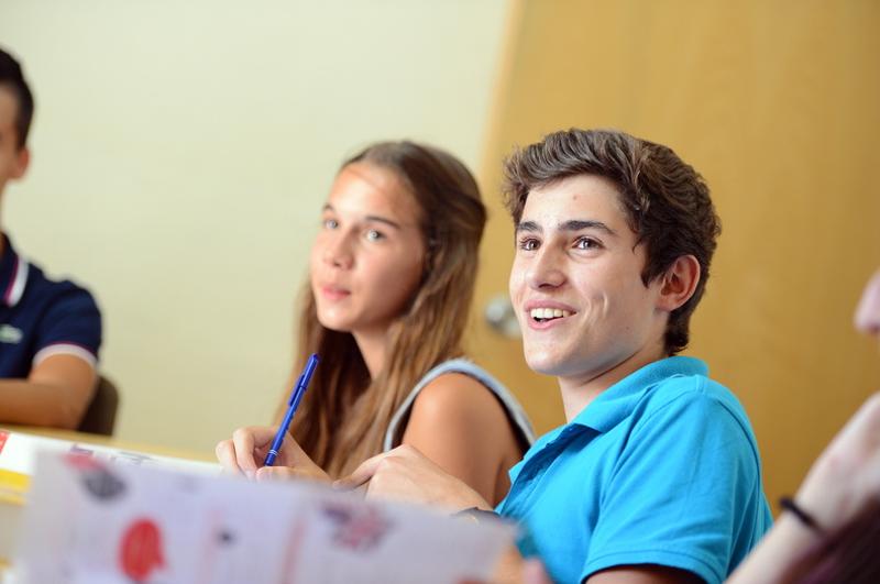 Joven en clase de inglés en un campamento de verano en Malta