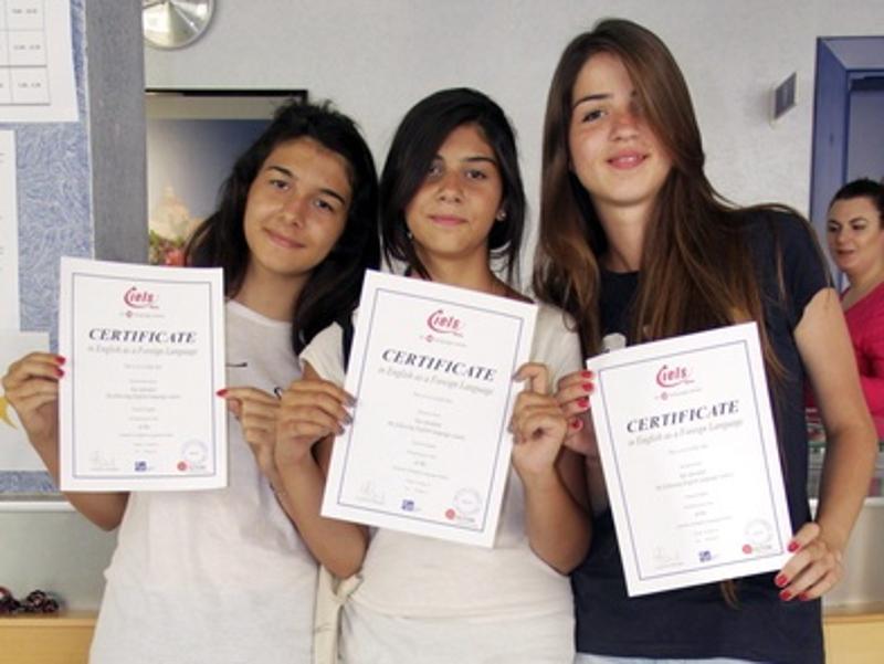 Amigas con sus certificados al final del campamento en el curso de idiomas en malta