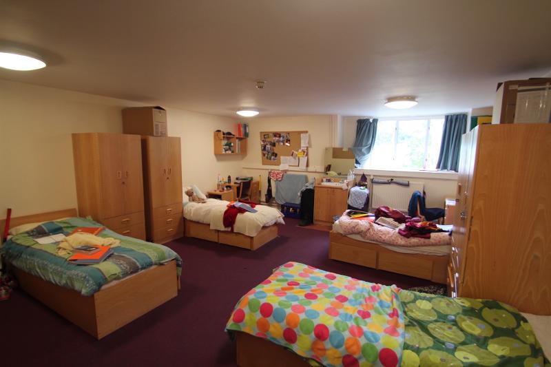 Cuatro camas en una habitación en el curso de idiomas en Inglaterra
