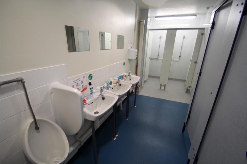 Baño de chicos en el curso de idiomas en Inglaterra