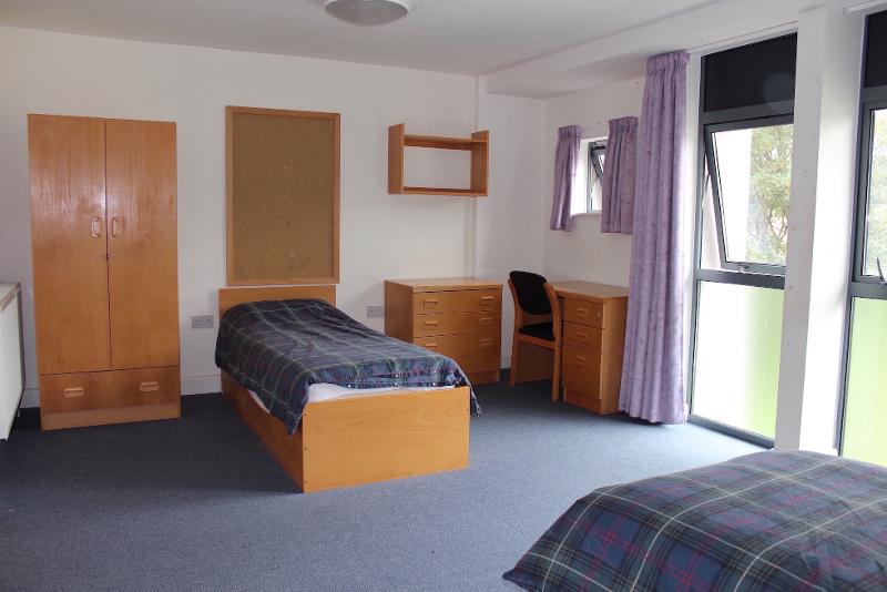 Habitación doble con armario cómoda y escritorio en el curso de ingles en inglaterra