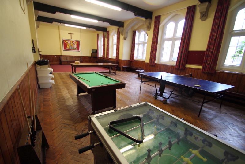 Sala de juegos en el curso de ingles en inglaterra con una pesa de ping pong, billar y futbolín