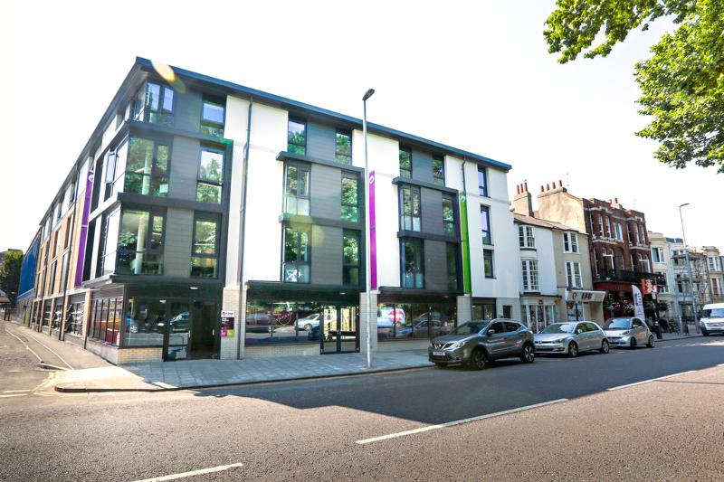Fachada exterior del edificio en el curso ingles inglaterra verano