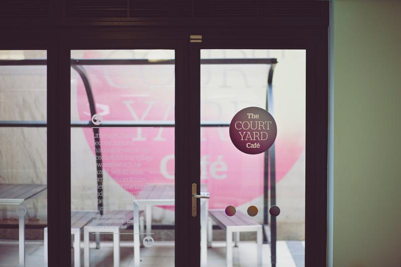 Puerta de la cafetería en el curso ingles inglaterra verano