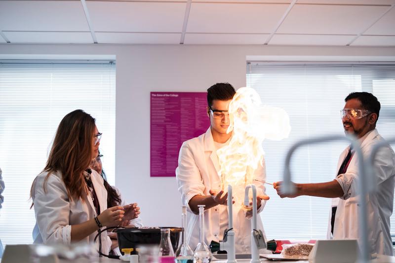 Clase de ciencia con experimentos con fuego en el curso verano inglaterra