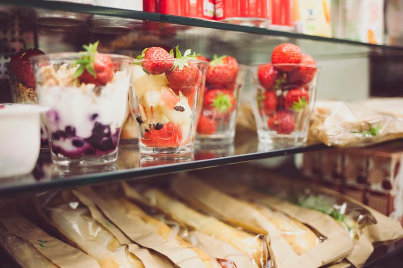 Frutas y bocadillos en la cafetería en el curso verano inglaterra