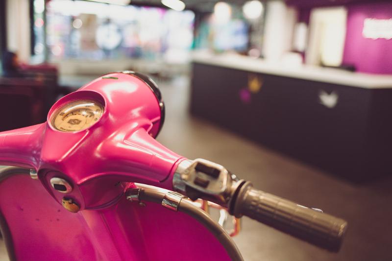 Moto rosa en el curso verano inglaterra